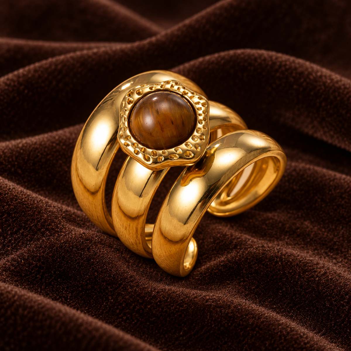 Amber Sculptural Ring met bruine steen op donkerbruin fluweel