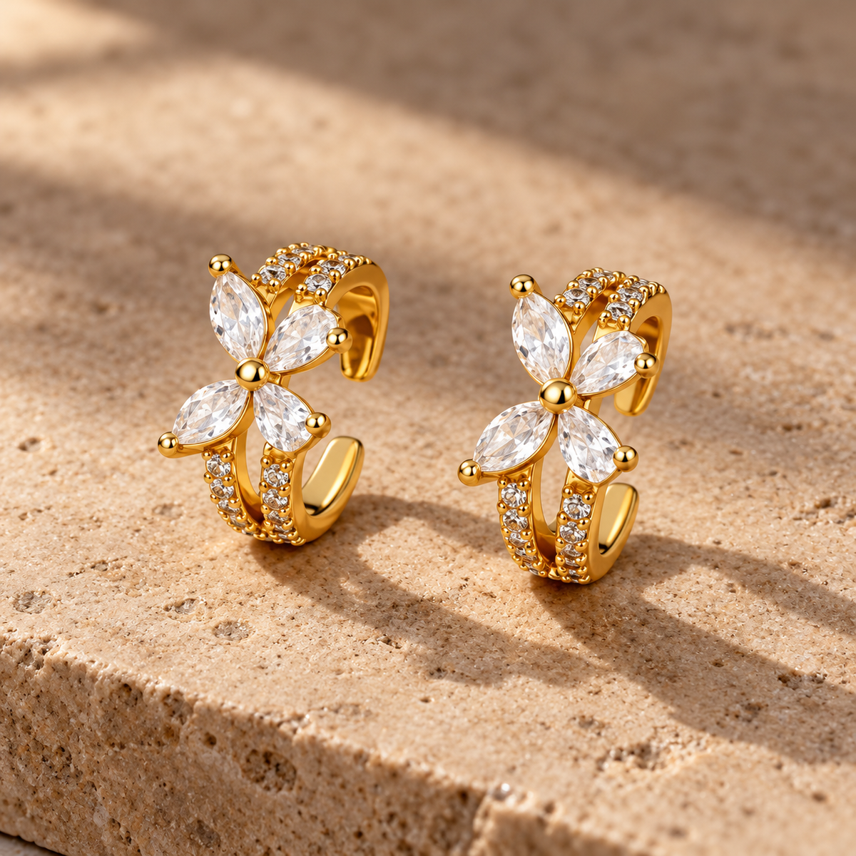 Crystal Butterfly Ear Cuff — detail vanuit een andere hoek
