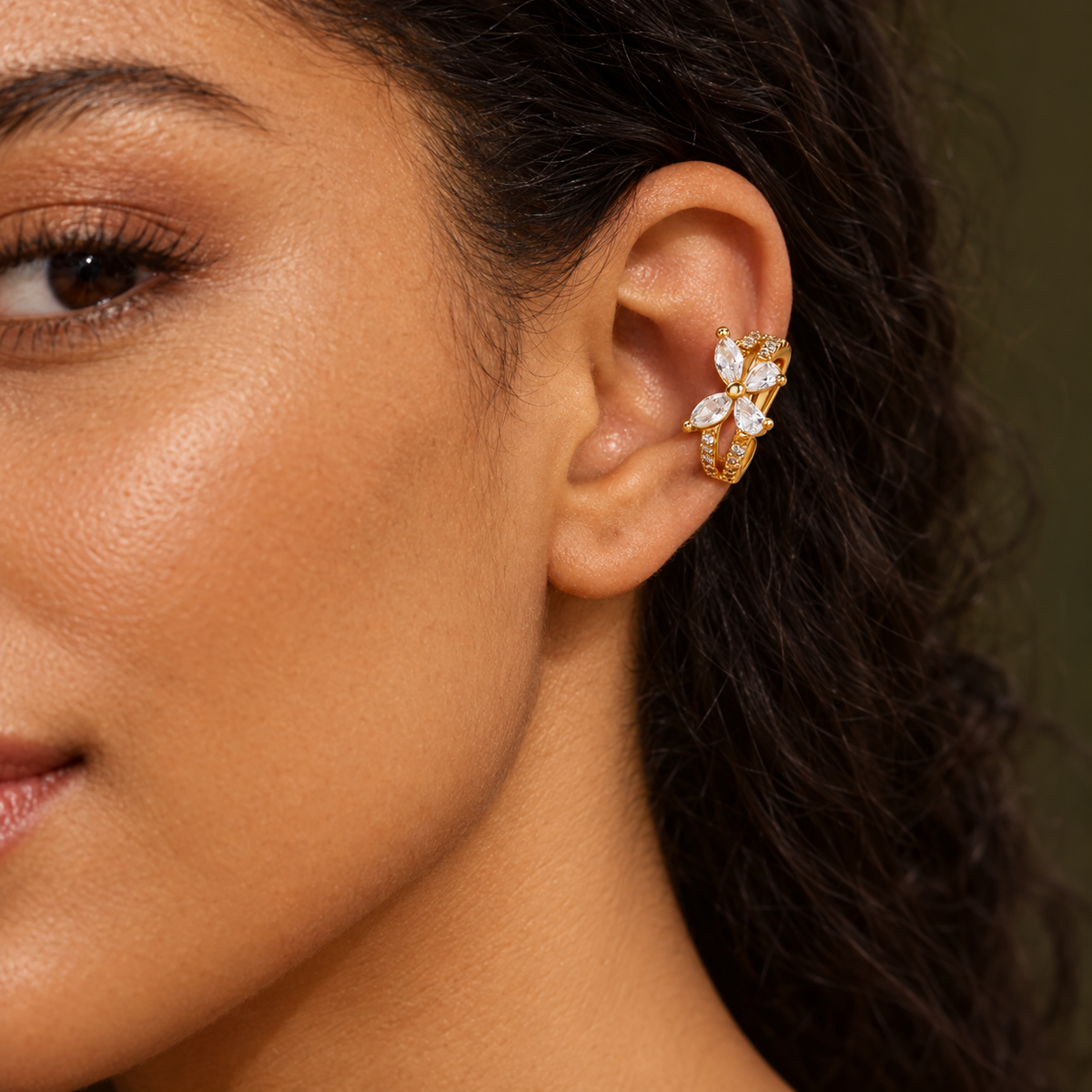 Crystal Butterfly Ear Cuff gedragen door een vrouw, met het sieraad duidelijk in beeld