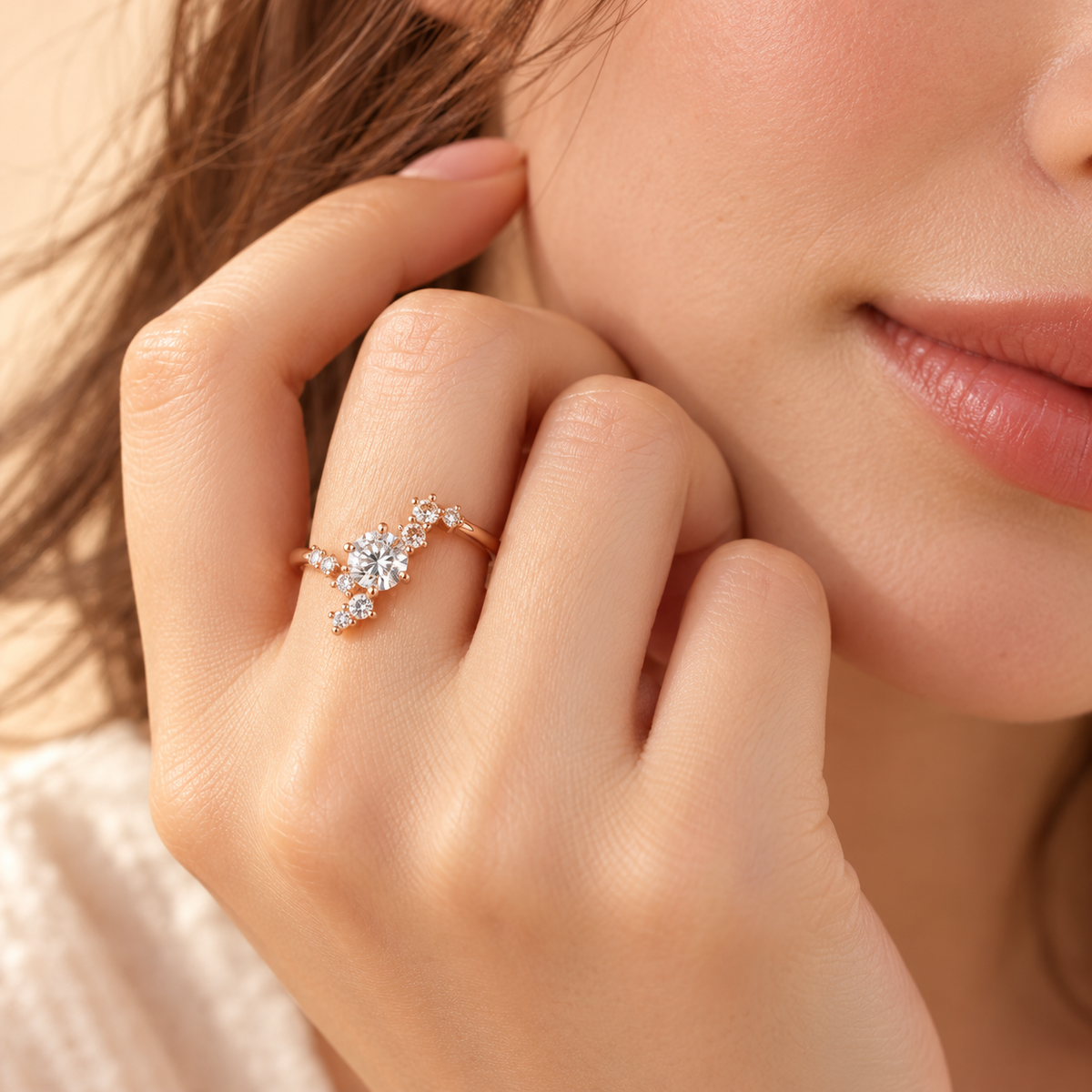 Crystal Flower Ring gedragen aan een vrouwelijke hand