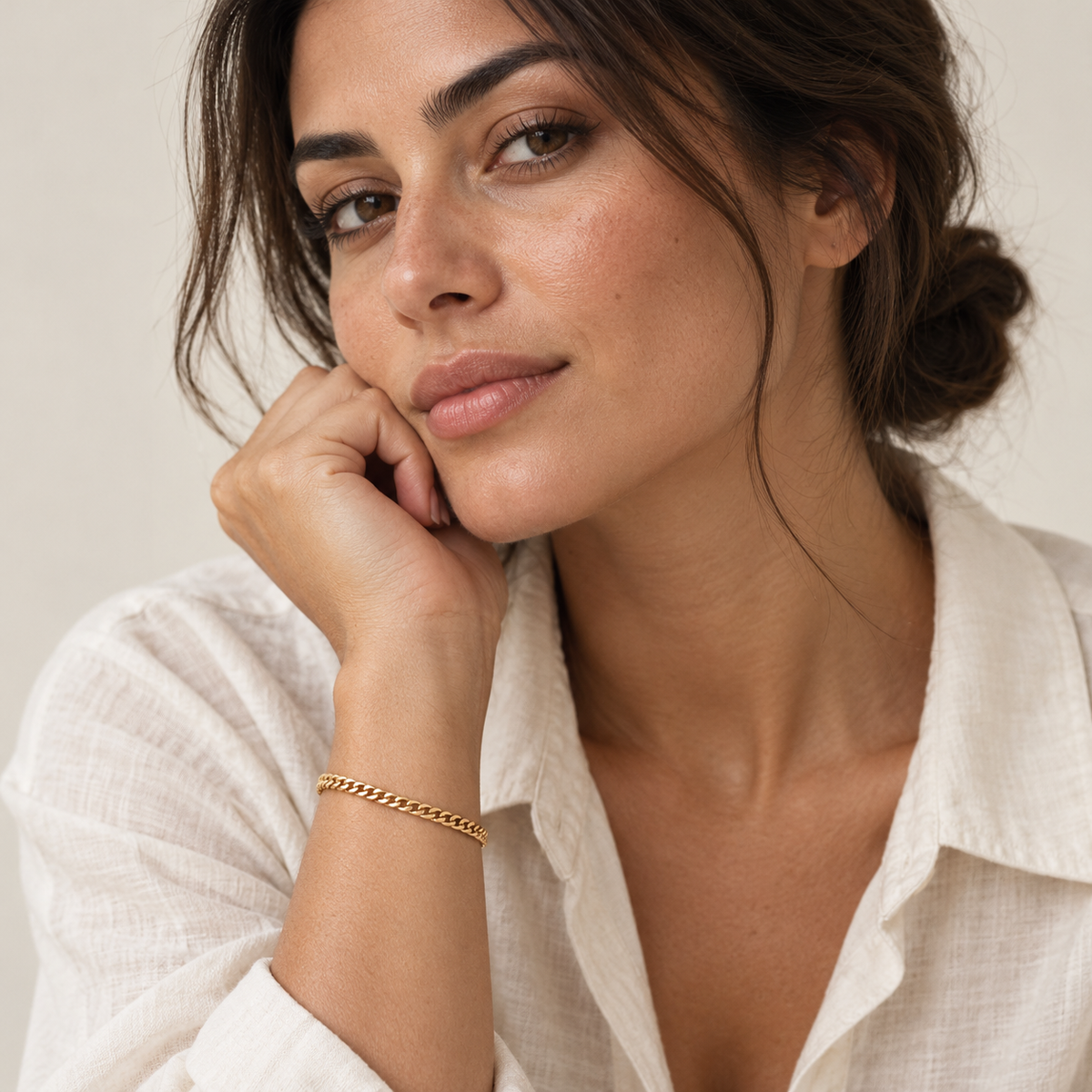 Vrouw draagt de Gold Cuban Link Bracelet