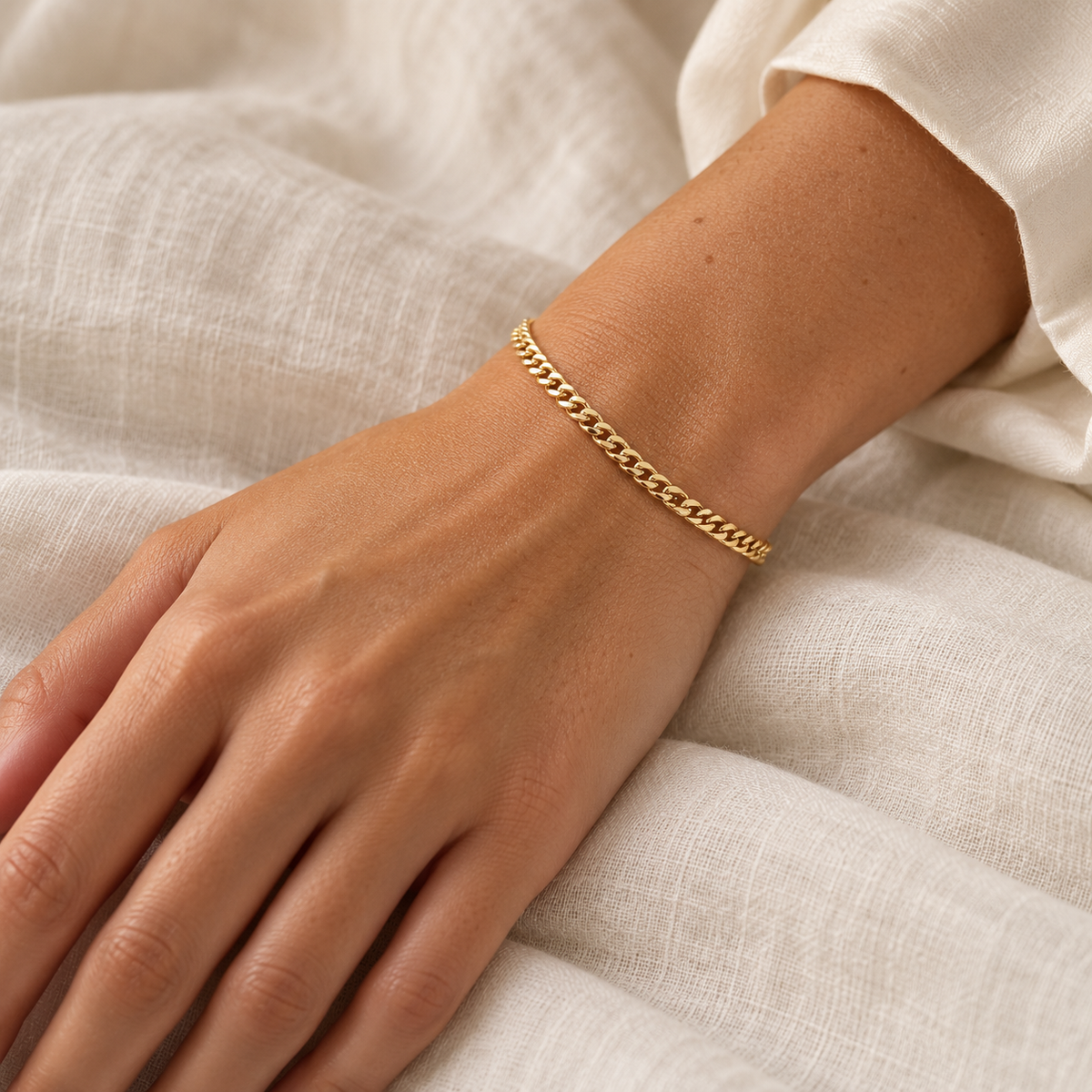 Gold Cuban Link Bracelet om een vrouwelijke pols