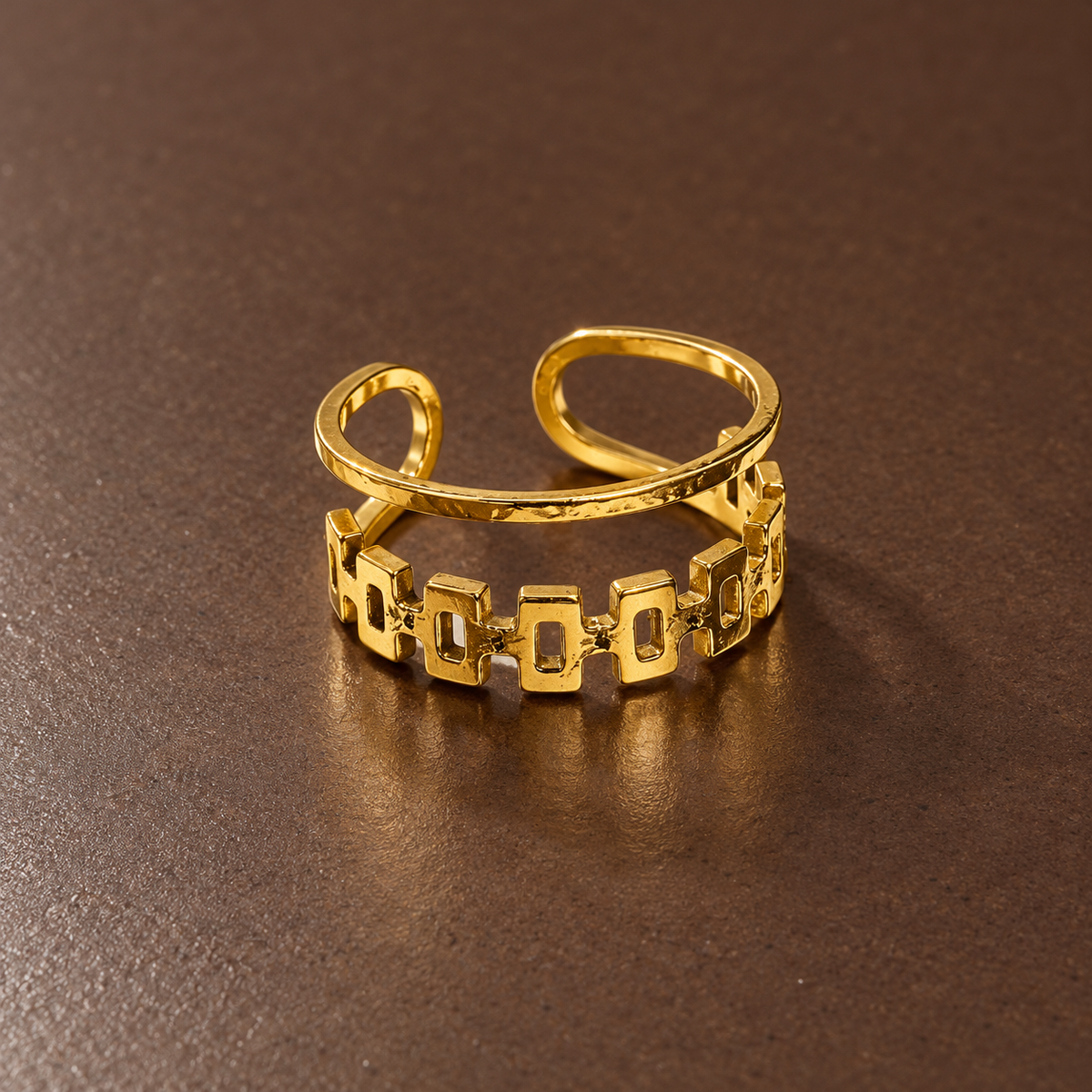 Geometric Open Band Ring — detail vanuit een andere hoek