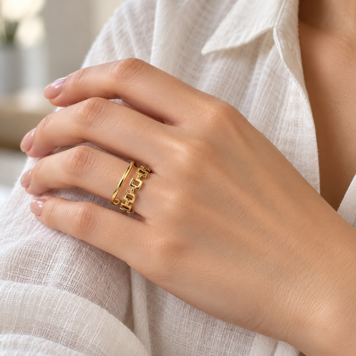 Geometric Open Band Ring gedragen aan een vrouwelijke hand