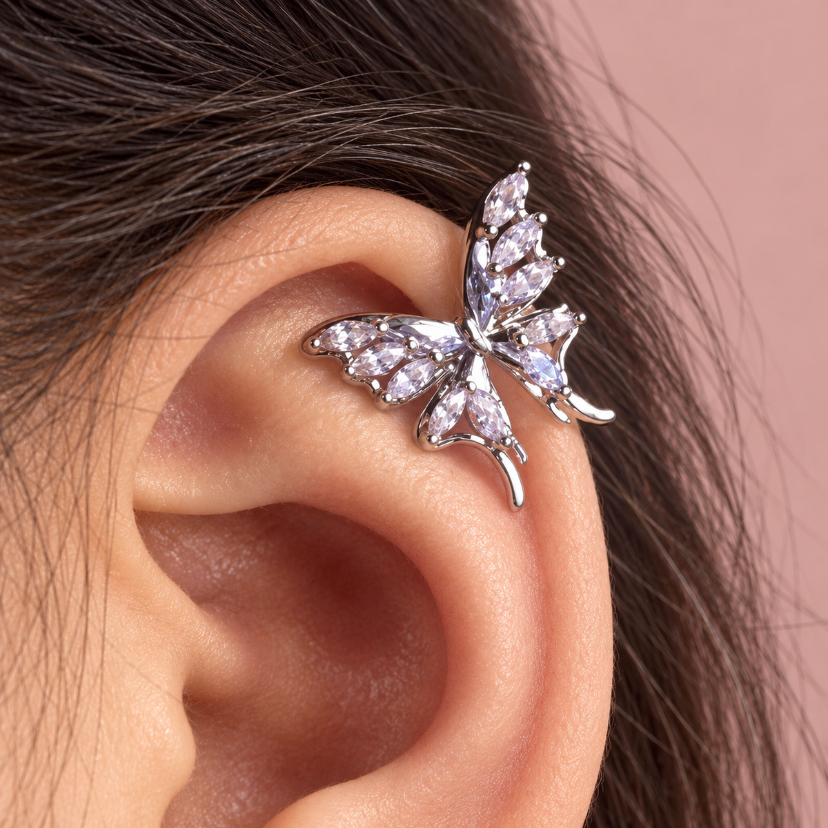 Gold Butterfly Ear Clip — detail vanuit een andere hoek
