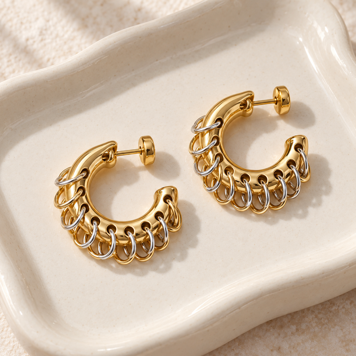 Gold Chain Drop Earrings — detail vanuit een andere hoek