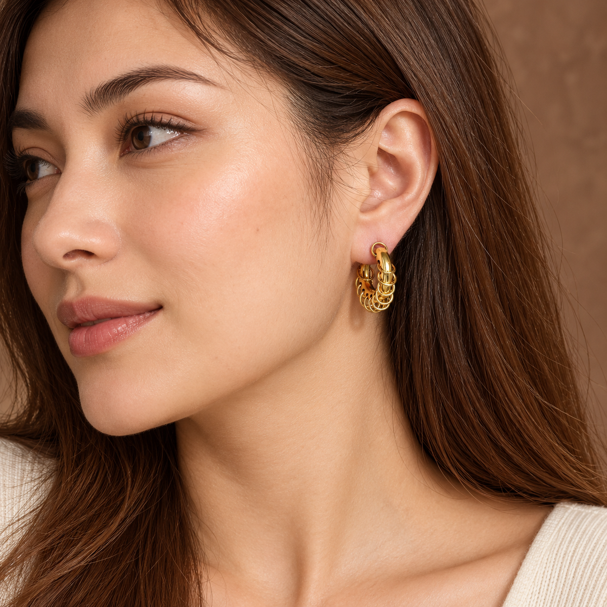 Gold Chain Drop Earrings gedragen door een vrouw, met het sieraad duidelijk in beeld