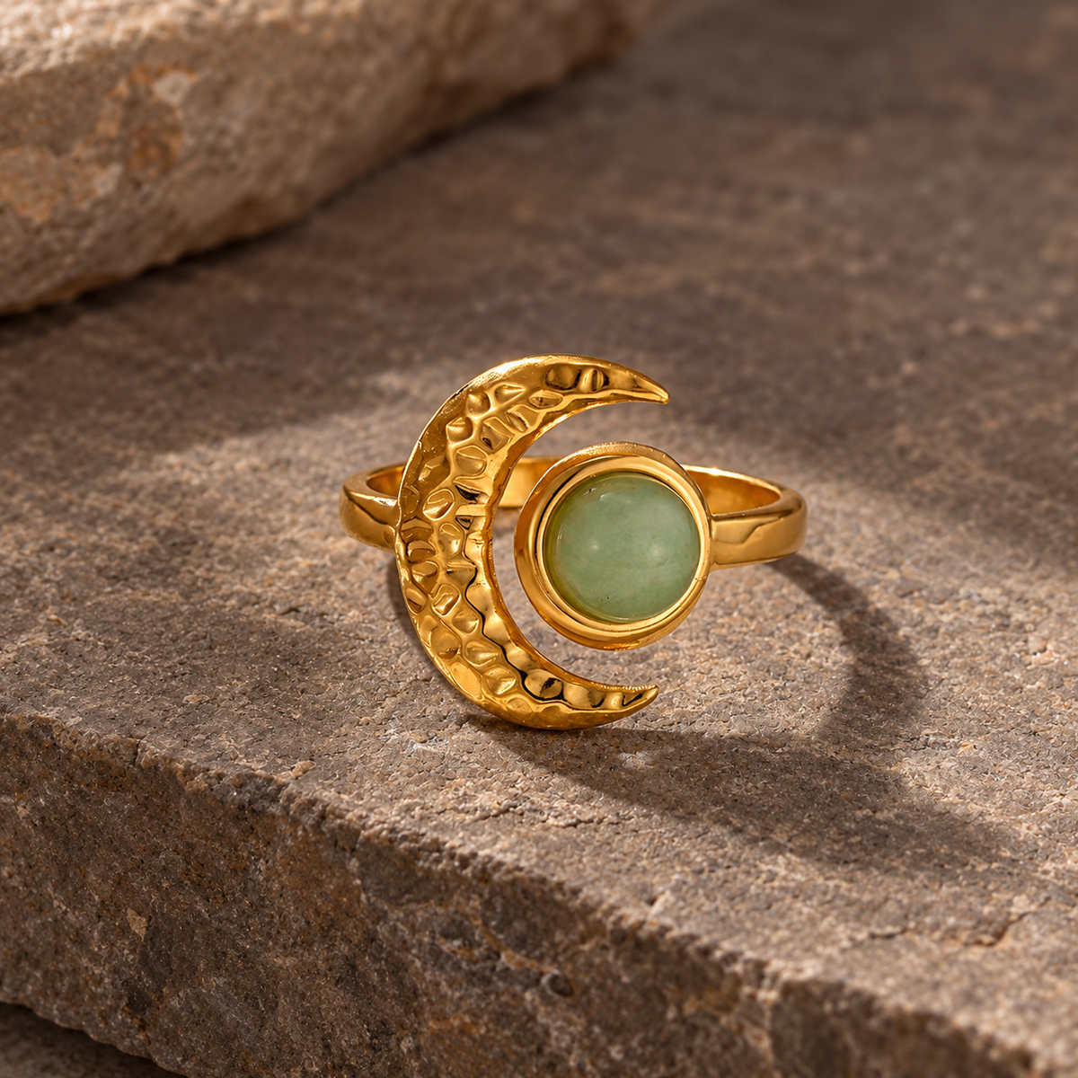 Green Moon Ring — detail vanuit een andere hoek