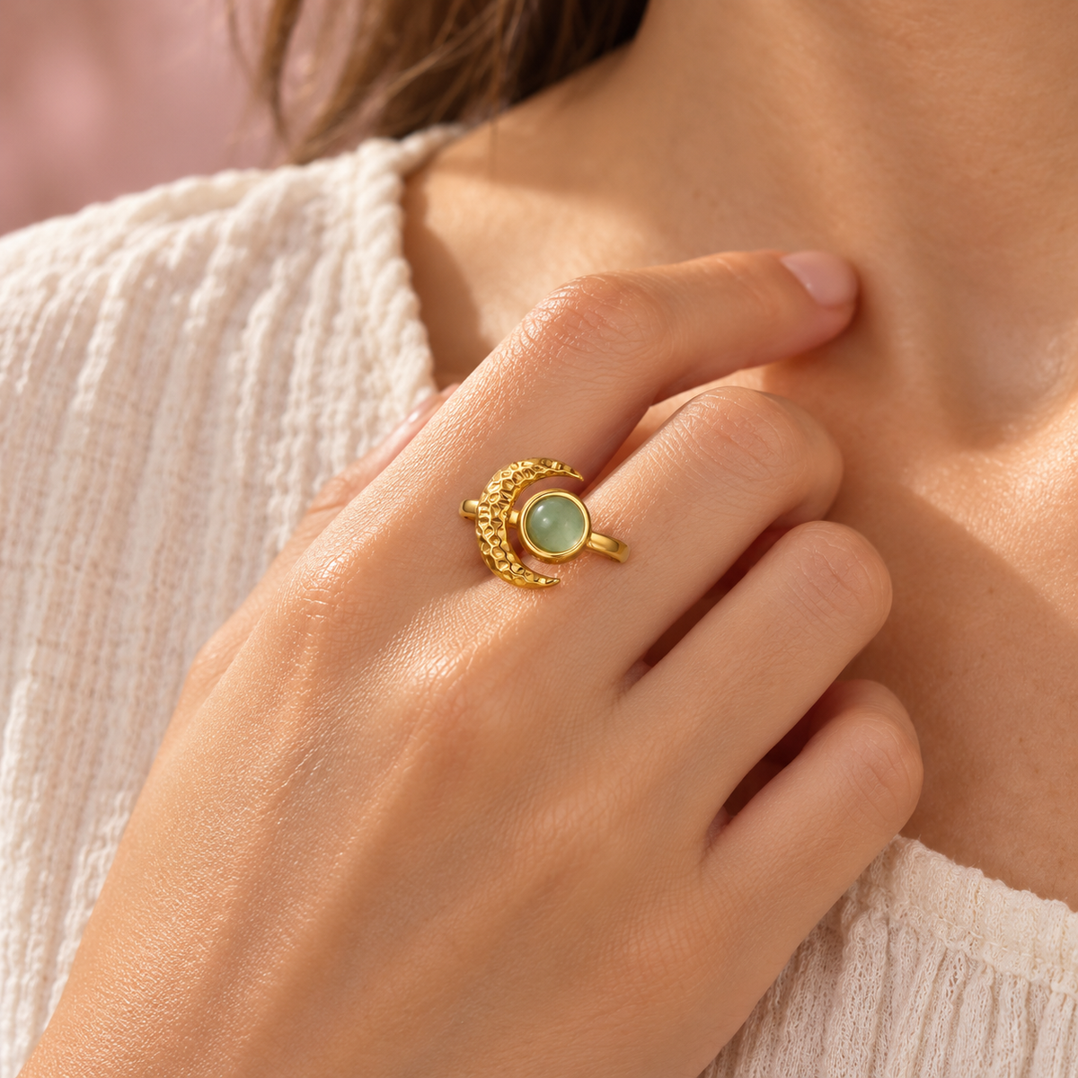 Green Moon Ring gedragen aan een vrouwelijke hand