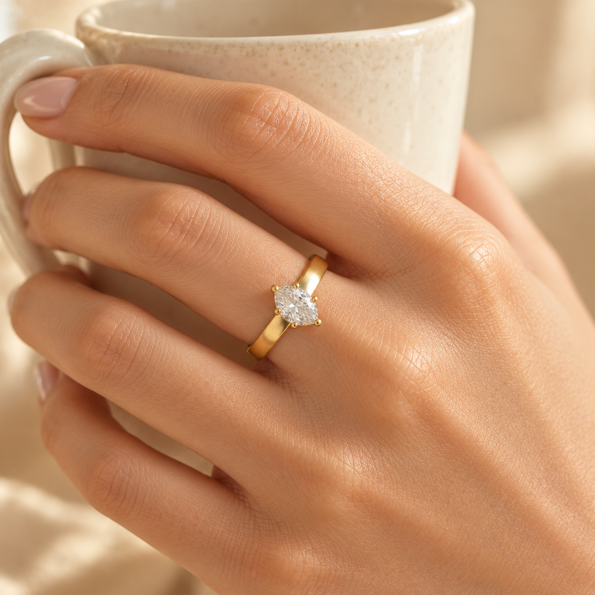 Marquise Crystal Ring gedragen aan een vrouwelijke hand