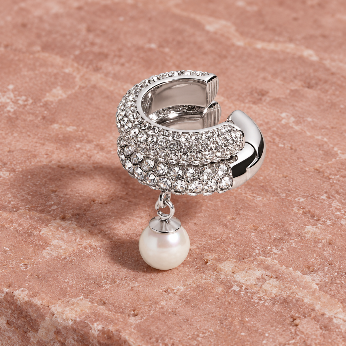 Pearl Crystal Ear Cuff — detail vanuit een andere hoek