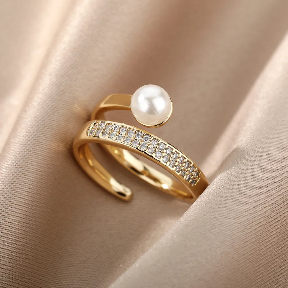 Pearl Double Band Ring schuin van boven met de open dubbele band zichtbaar