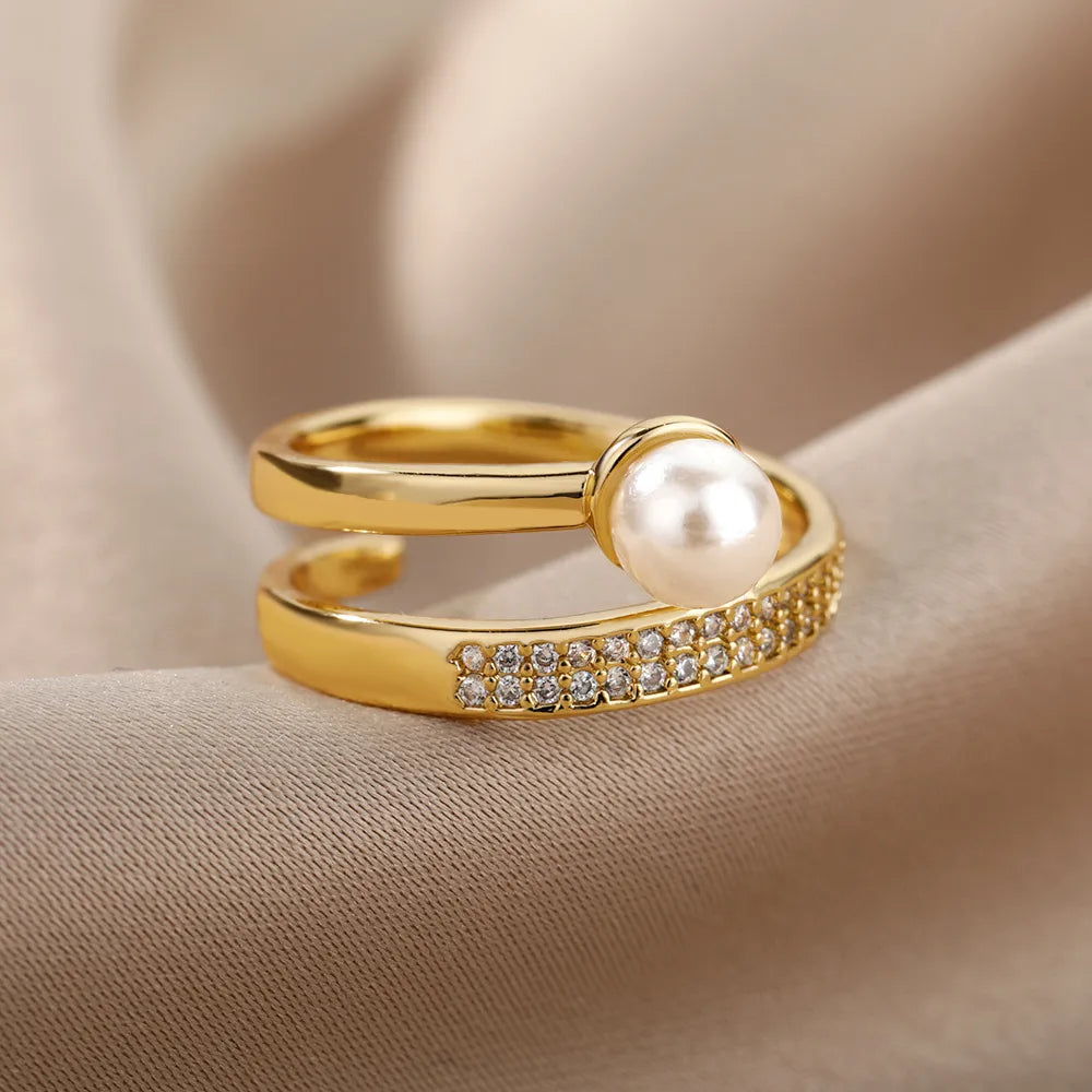 Pearl Double Band Ring van voren op taupekleurig satijn