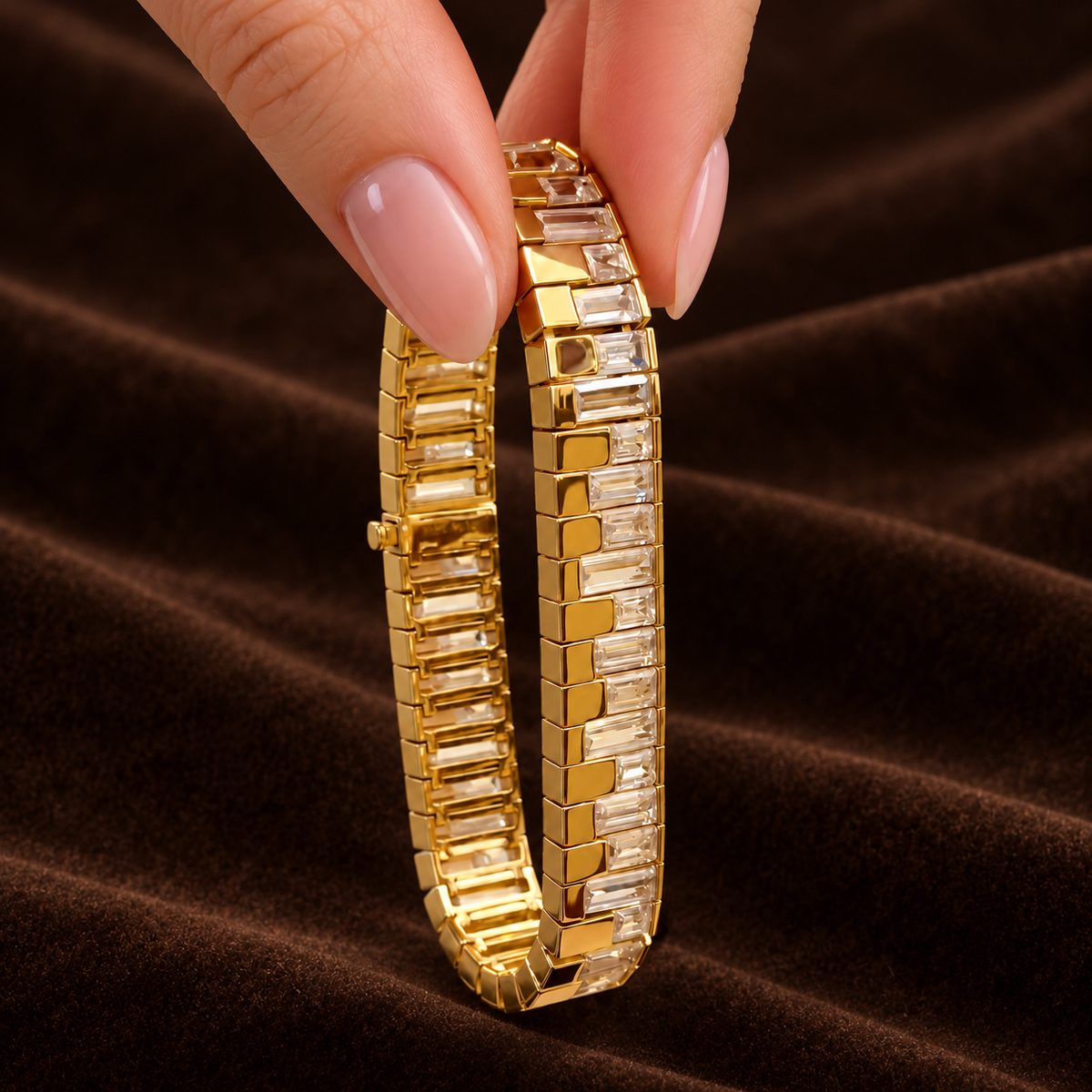 Gold Rectangle Link Bracelet in een vrouwelijke hand tegen donkerbruin fluweel
