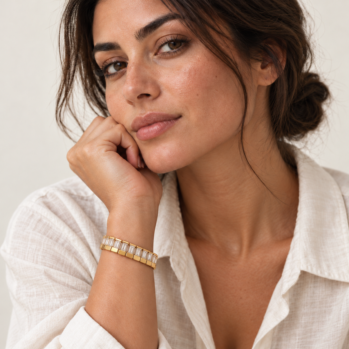 Vrouw draagt de Gold Rectangle Link Bracelet