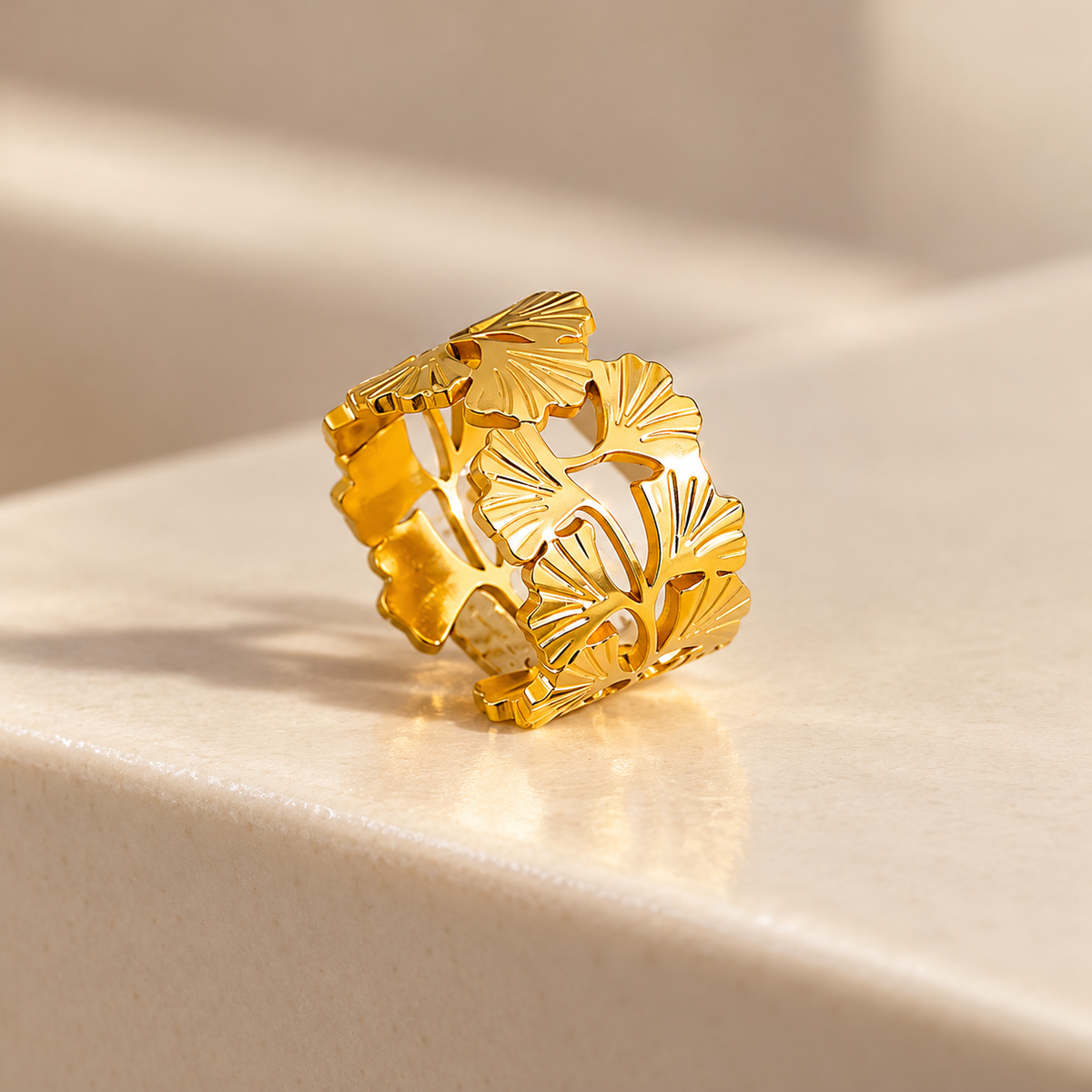 Sculpted Floral Ring — detail vanuit een andere hoek