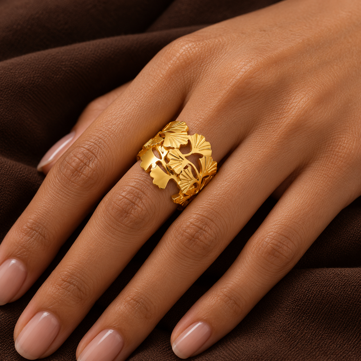 Sculpted Floral Ring gedragen aan een vrouwelijke hand