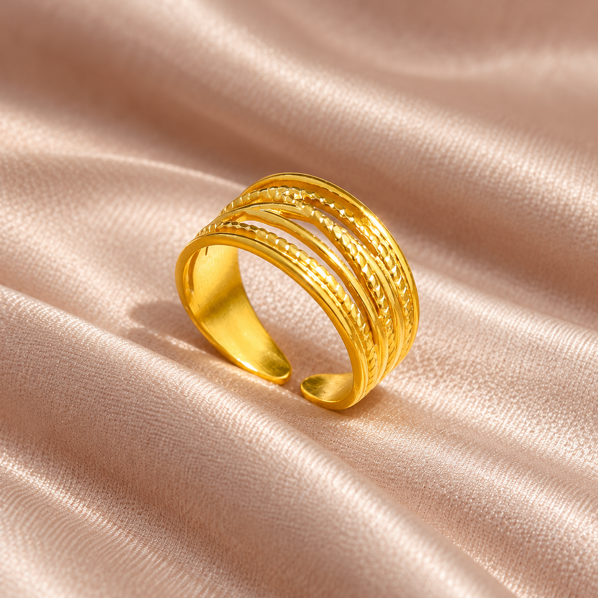 Textured Layer Ring — detail vanuit een andere hoek