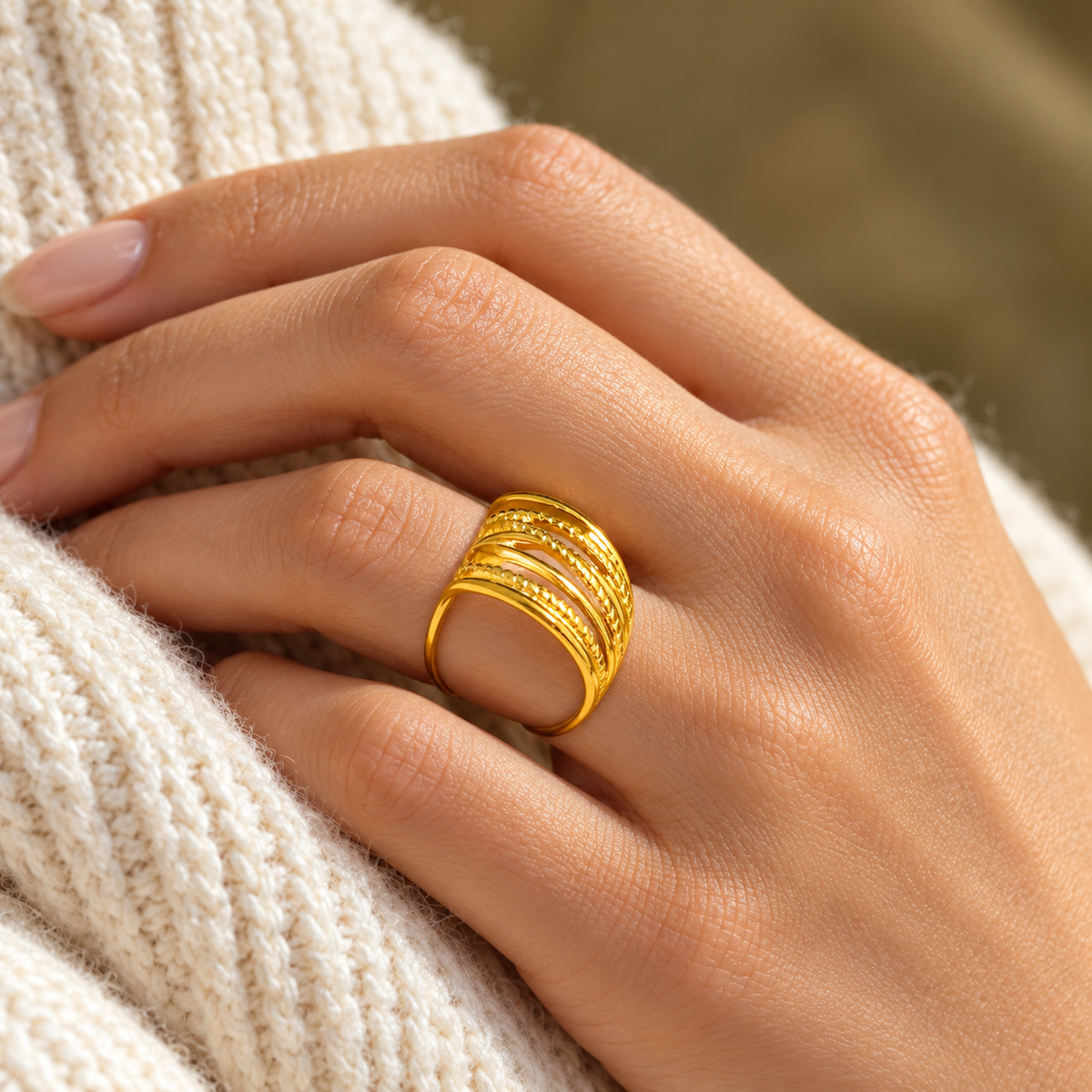 Textured Layer Ring gedragen aan een vrouwelijke hand